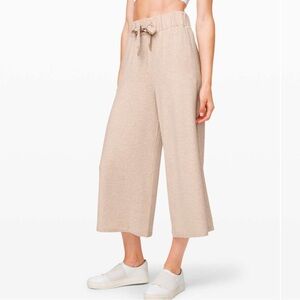 Lululemon Seek Stillness Mid Rise Crop
Heathered Cashew Size 6